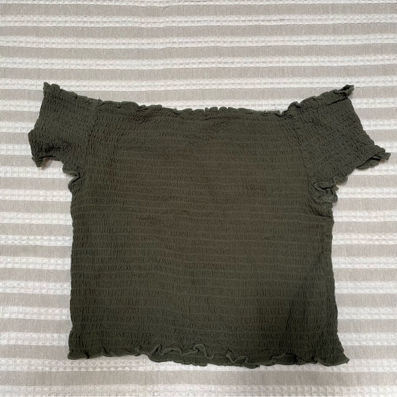 Hollister Scrunched Off the Shoulder Crop Top - Picture 2 of 5